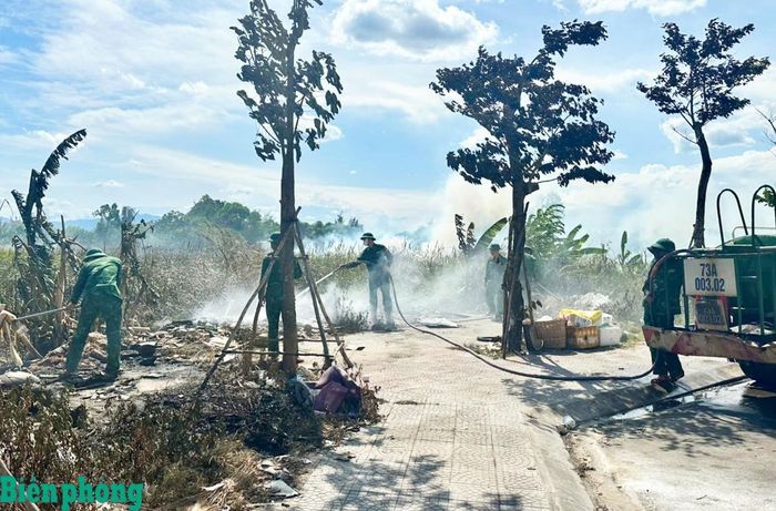Tổ công tác Đồn Biên phòng Nhật Lệ tham gia chửa cháy tai trung tâm phường Đồng Hới. Ảnh: Hoài Nam