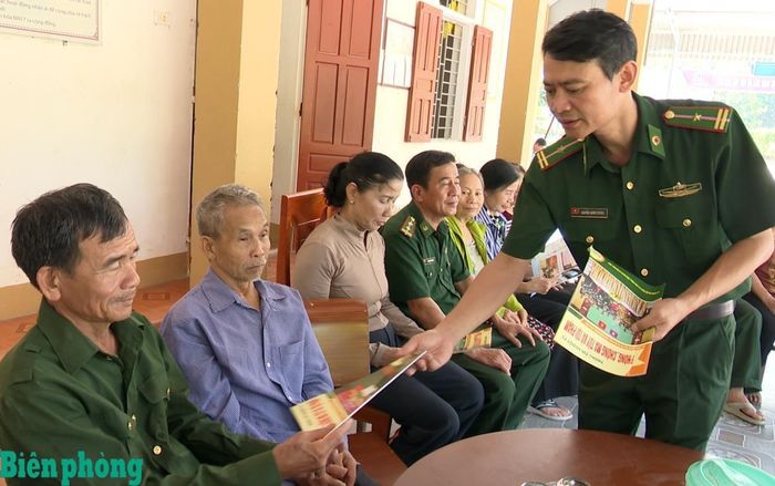 Cán bộ Đồn Biên phòng cửa khẩu quốc tế Cầu Treo tuyên truyền về phòng, chống ma túy cho người dân xã Sơn Kim 2. Ảnh: Thanh Giang