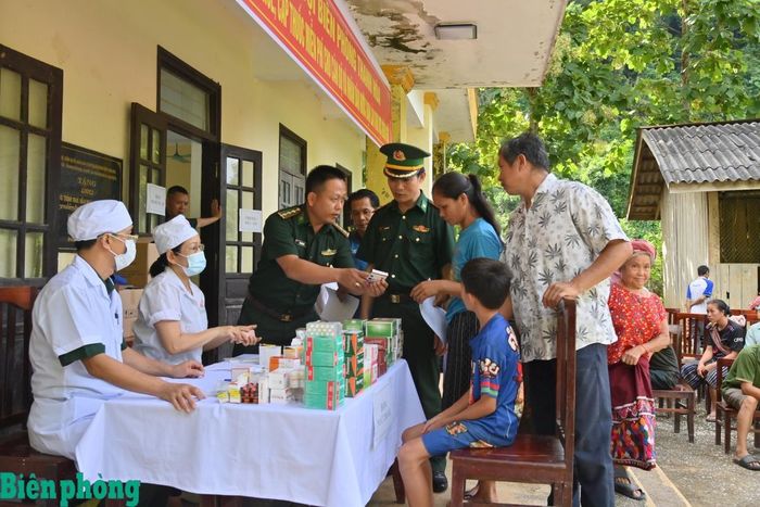 Quân y Bộ đội Biên phòng tỉnh Thanh Hóa khám bệnh, cấp phát thuốc miễn phí cho người dân bản Bó, huyện Viêng Xay, tỉnh Hủa Phăn (Lào). Ảnh: Hải Chuyền