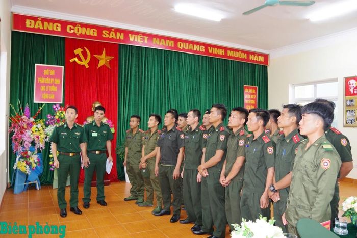 Đoàn cán bộ, chiến sĩ Bộ Chỉ huy Quân sự tỉnh Phông Sa Lỳ (Lào) tham quan công tác xây dựng chính quy tại Đồn Biên phòng Si Pha Phìn, Bộ đội Biên phòng tỉnh Điện Biên. Ảnh: Anh Dũng