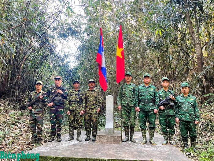 Đồn Biên phòng Mỹ Lý, Bộ đội Biên phòng tỉnh Nghệ An phối hợp với Đại đội Biên phòng 217, Bộ Chỉ huy Quân sự tỉnh Hủa Phăn (Lào) tổ chức tuần tra song phương. Ảnh: Lê Thạch