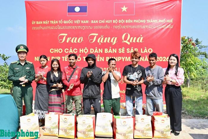 Ủy ban Mặt trận Tổ quốc Việt Nam thành phố Huế phối hợp với Ban Chỉ huy Bộ đội Biên phòng thành phố Huế tặng quà người dân bản Sê Sáp, huyện Kà Lừm, tỉnh Sê Kông (Lào). Ảnh: Võ Tiến
