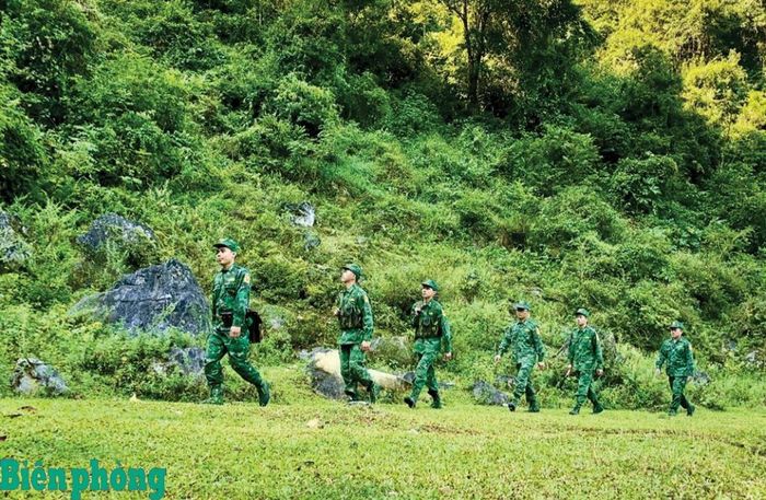 Cán bộ, chiến sĩ Đồn Biên phòng Quang Long, Bộ đội Biên phòng tỉnh Cao Bằng tuần tra, bảo vệ biên giới. Ảnh: Diệu Linh