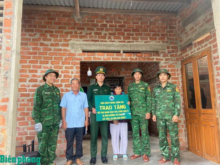 Thiếu tá Vũ Lý Huỳnh đại diện đơn vị trao biểu trưng hỗ trợ nhân dân sửa chữa nhà ở bị ảnh hưởng do bão. Ảnh: CTV