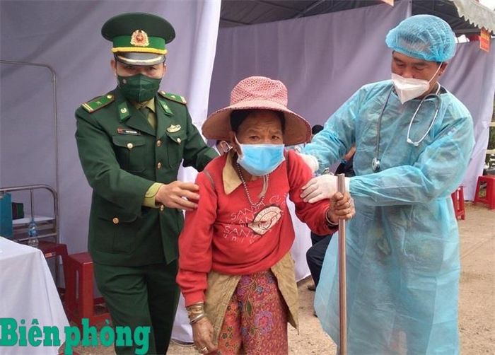 Phiên dịch viên Trịnh Thanh Bình (khi đó mang quân hàm Thiếu tá) tham gia hoạt động khám, chữa bệnh trong khuôn khổ Chương trình Giao lưu hữu nghị Quốc phòng biên giới Việt Nam - Lào lần thứ nhất, tháng 12/2021. Ảnh: Trúc Hà