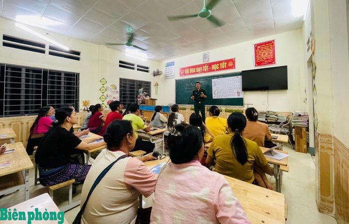 Lớp học xóa mù chữ, xóa tái mù chữ cho hội viên, phụ nữ bản Pom Khuông, xã Tam Chung, tỉnh Thanh Hóa do Đồn Biên phòng Tam Chung, Bộ đội Biên phòng tỉnh Thanh Hóa tổ chức. Ảnh: Nguyên Túc