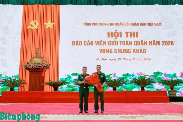 Thiếu tướng Văn Ngọc Quế, Phó Chủ nhiệm Chính trị Bộ đội Biên phòng động viên Thiếu tá Vũ Lý Huỳnh trước khi bước vào các nội dung thi tại vòng chung khảo Hội thi báo cáo viên giỏi toàn quân năm 2026. Ảnh: Mai Phương