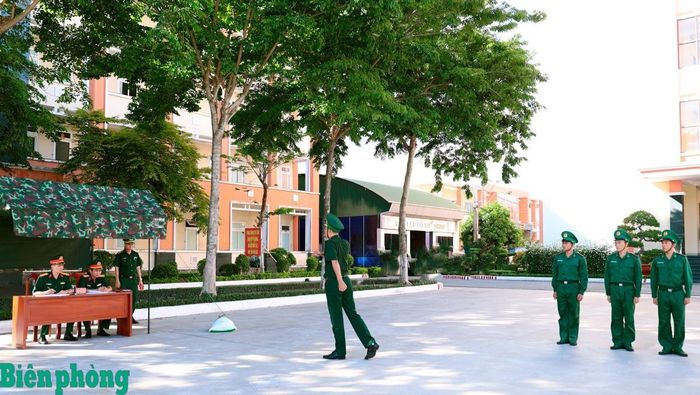 Kiểm tra nội dung huấn luyện điều lệnh đội ngũ. Ảnh: Tuấn Kiệt