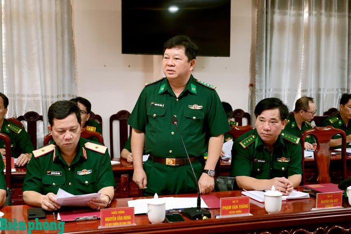 Đại tá Phạm Văn Thắng, Phó Chỉ huy trưởng Bộ Chỉ huy Quân sự tỉnh, Chỉ huy trưởng Ban Chỉ huy Bộ đội Biên phòng tỉnh An Giang báo cáo tình hình, kết quả thực hiện nhiệm vụ 6 tháng đầu năm 2026 với đoàn kiểm tra. Ảnh: Tuấn Kiệt