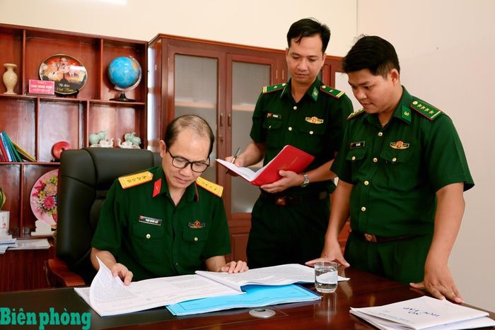 Kiểm tra hệ thống văn kiện tham mưu tác chiến. Ảnh: Tuấn Kiệt