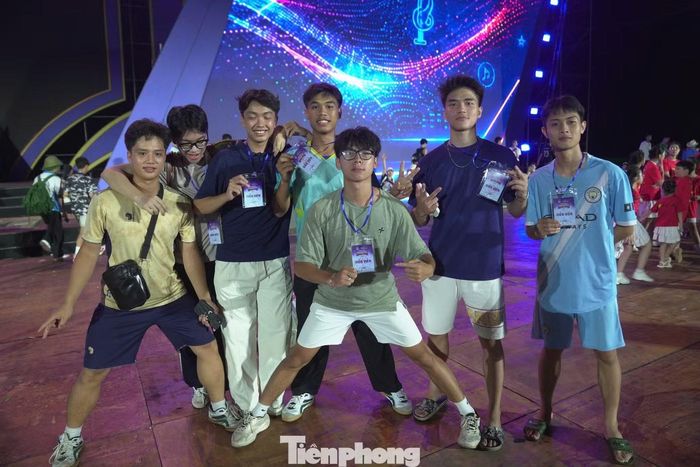 Từ dàn hợp xướng, vũ công cho tới các nghệ sĩ nhí đều tập trung cao độ để lắng nghe hướng dẫn từ tổng đạo diễn.