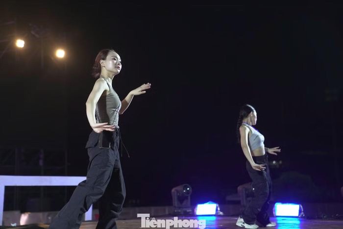 Không chỉ là đêm nhạc, concert Thanh xuân là hành trình cảm xúc được kể bằng âm nhạc, hình ảnh và nghệ thuật trình diễn, đưa khán giả đi qua ba chương với ba lát cắt tiêu biểu của tuổi trẻ Việt Nam: ký ức hào hùng của những thế hệ đi trước, khát vọng cống hiến của thanh niên hôm nay và tinh thần tiên phong của tuổi trẻ trong kỷ nguyên mới.