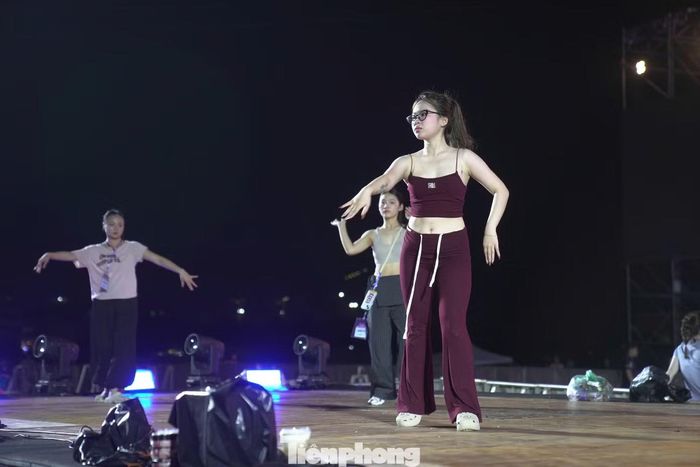 Với ý nghĩa đó, chương trình được chuẩn bị công phu, chu đáo tới từng khâu. Buổi tổng duyệt ngày 26/6 kéo dài từ trưa tới đêm muộn.