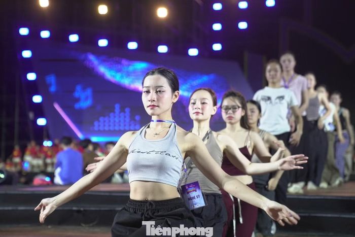 Dàn vũ công khoe hình thể khỏe khoắn.