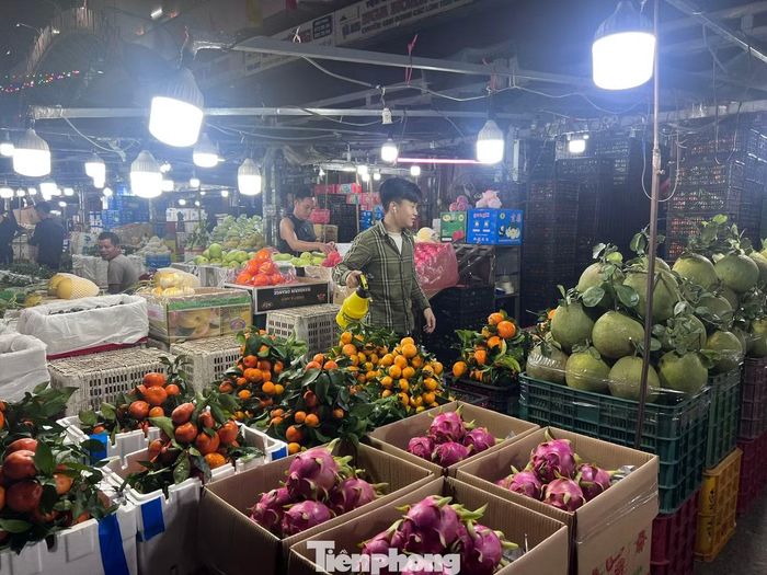 Trái cây tại chợ đầu mối phong phú, giá cũng thấp hơn nhiều so với những năm trước