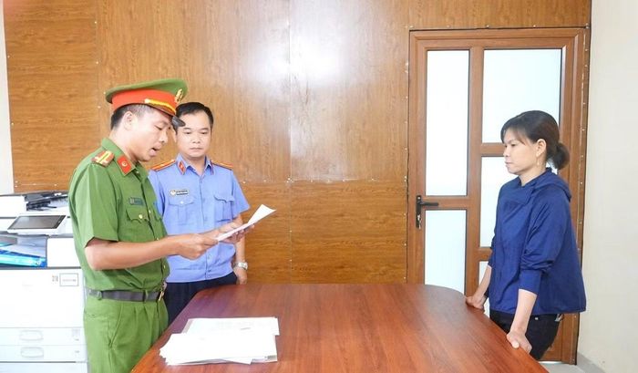 Công an tỉnh Phú Thọ thi hành quyết định khởi tố bị can đối với Nguyễn Thị Thúy.
