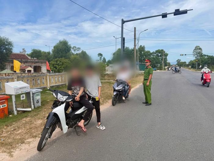 Lực lượng chức năng tiến hành dựng hiện trường vụ án.