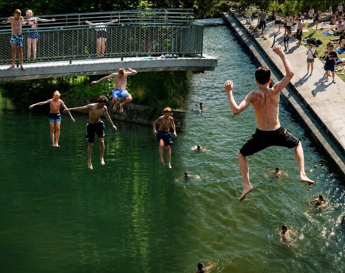 Tại Paris, chính quyền đã mở thêm các điểm làm mát công cộng, lắp đặt hệ thống phun sương và khuyến cáo người dân hạn chế ra ngoài vào những giờ nắng gắt. Song song đó, thành phố cũng đang mở rộng mạng lưới làm mát sử dụng nước sông Seine nhằm giảm phụ thuộc vào điều hòa không khí, vốn tiêu thụ nhiều điện năng và làm gia tăng hiệu ứng đảo nhiệt đô thị. Nguồn: X/@Benonwine.