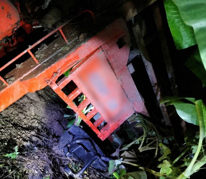 Xe tải biển kiểm soát 19B-149.XX tại hiện trường.