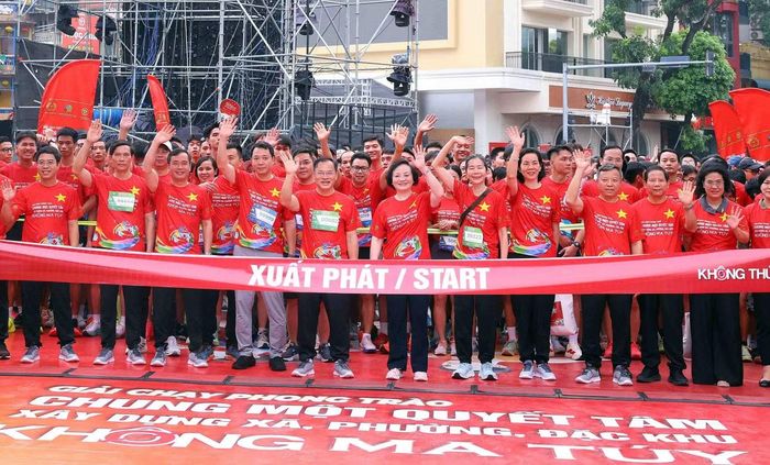 Phó Thủ tướng Phạm Thị Thanh Trà cùng các đại biểu tham dự giải chạy "Chung một quyết tâm xây dựng xã, phường, đặc khu không ma túy".