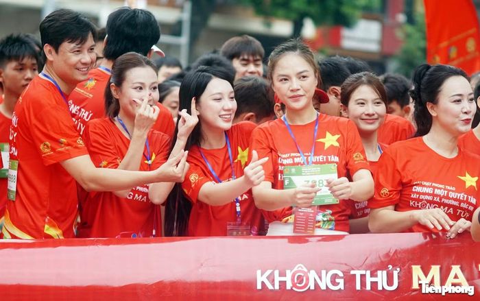Các vận động viên tham dự giải chạy "Chung một quyết tâm xây dựng xã, phường, đặc khu không ma túy".