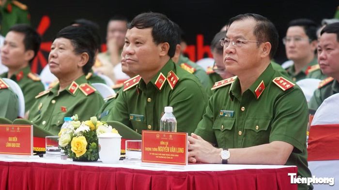 Thượng tướng Nguyễn Văn Long - Thứ trưởng Bộ Công an và lãnh đạo các Cục nghiệp vụ Bộ Công an dự chương trình.