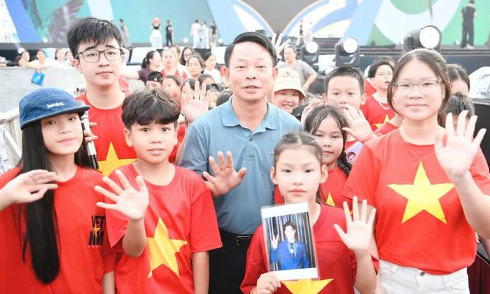 Ông dành thời gian động viên nghệ sĩ, diễn viên, vũ đoàn, diễn viên nhí và lực lượng tình nguyện viên đang tích cực tập luyện cho chương trình.