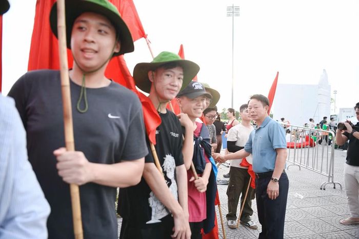"Chúng tôi đặc biệt chuẩn bị các kịch bản ứng phó với điều kiện thời tiết. Hy vọng nền nhiệt giảm dần sẽ tạo điều kiện thuận lợi để khán giả có trải nghiệm trọn vẹn trong đêm nhạc", ông nói.