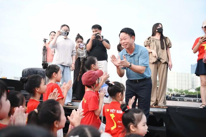 "Chỉ còn ít giờ nữa là diễn ra đêm tổng duyệt concert Thanh xuân. Cho đến thời điểm này, các công việc đều tiến triển đúng kế hoạch, từ sân khấu, dàn dựng đến khán đài. Với quy mô hơn 20.000 khán giả, công tác vận hành, đặc biệt là kiểm soát vé và bảo đảm an ninh, được chuẩn bị kỹ lưỡng", ông chia sẻ.