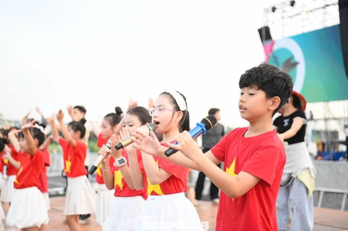 "Tôi tin tưởng với sự chuẩn bị chu đáo, sự tâm huyết và trách nhiệm của các nghệ sĩ, vũ đoàn, chúng ta sẽ có một đêm diễn bùng nổ", ông chia sẻ.