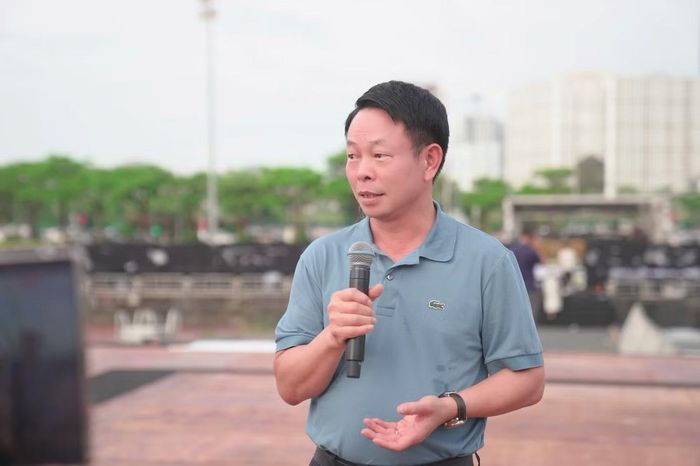 Nhà báo Phùng Công Sưởng - Tổng Biên tập Báo Tiền Phong, Trưởng ban tổ chức concert Thanh xuân - trực tiếp kiểm tra tiến độ thi công sân khấu, hệ thống âm thanh, ánh sáng, khu vực khán đài, các cổng kiểm soát vé, phương án an ninh cũng như công tác hậu cần.