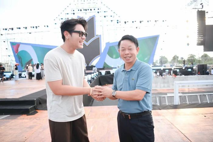 Nhà báo Phùng Công Sưởng trao đổi, trò chuyện cùng ca sĩ Lâm Phúc trước giờ tổng duyệt.
