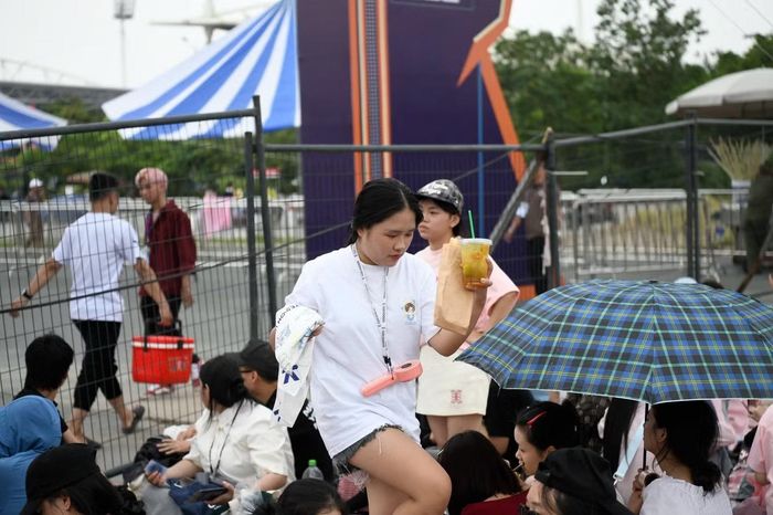 Với nhiều người, việc chờ đợi từ nửa đêm đến sáng không chỉ để được đứng gần thần tượng mà còn là một phần trải nghiệm đáng nhớ của ngày hội âm nhạc Thanh xuân.