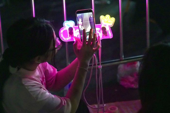 Từ khoảng 23h ngày 26/6, nhiều bạn trẻ mang theo bạt, chăn mỏng, áo mưa, nước uống và đồ ăn nhẹ để "cắm trại" qua đêm, chờ tới thời điểm mở cổng check-in vào concert diễn ra tối 27/6.