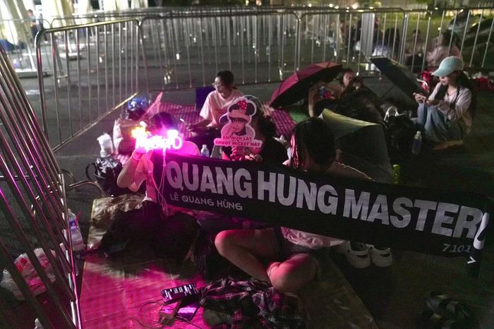 "Tôi săn được vé miễn phí ngay khi chương trình mở đăng ký. Biết Quang Hùng MasterD biểu diễn nên quyết định lên từ đêm, chấp nhận ngủ ngoài trời để có vị trí đẹp nhất", một khán giả chia sẻ.
