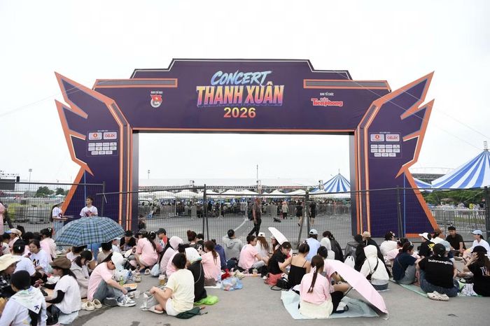 Từ sáng sớm 27/6, không khí trước giờ mở cổng ngày càng sôi động khi lượng khán giả liên tục đổ về, dần lấp kín các chỗ trống trước cổng Trường đua F1.