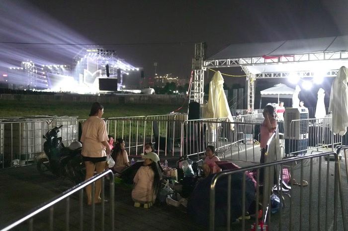 Không chỉ người hâm mộ Quang Hùng MasterD, fan của Hòa Minzy, buitruonglinh, CONGB, Muôịi, Double2T... cũng có mặt từ sớm. Nhiều nhóm bạn tranh thủ trò chuyện, nghe nhạc, chụp ảnh và cùng đếm ngược tới thời khắc concert bắt đầu.