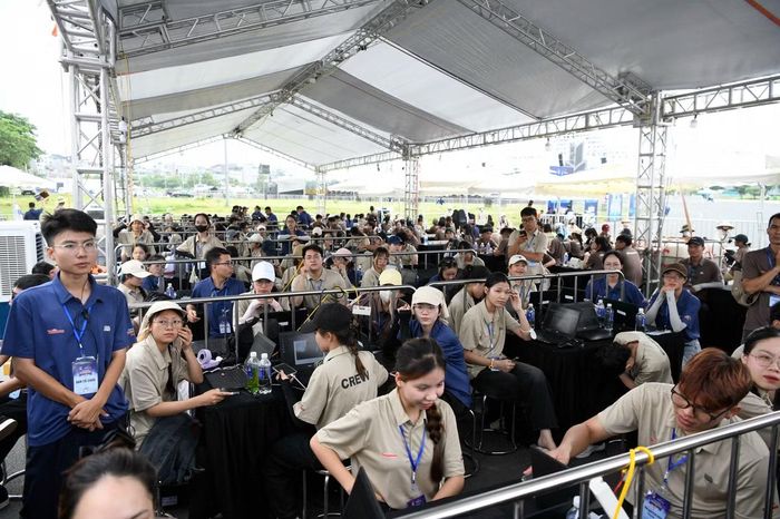 Khu vực check-in điện tử được bố trí quy mô lớn với hàng trăm nhân sự cùng khoảng 120 máy tính phục vụ quét vé và xác thực thông tin. Ban tổ chức liên tục diễn tập quy trình đón khách nhằm rút ngắn thời gian xếp hàng, đảm bảo hơn 20.000 khán giả được vào sân nhanh chóng và an toàn.