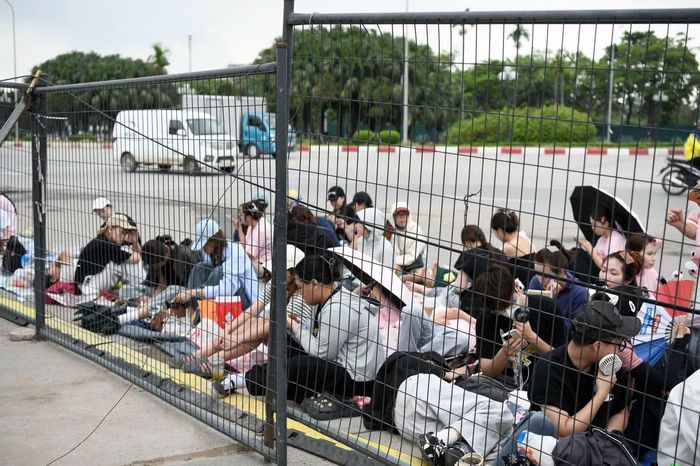 Theo ghi nhận của Tiền Phong, người hâm mộ xếp hàng trật tự bên ngoài khu vực tổ chức. Ban tổ chức bố trí hàng rào phân luồng, lực lượng an ninh và tình nguyện viên túc trực hướng dẫn nhằm đảm bảo quá trình đón hàng chục nghìn khán giả diễn ra an toàn, thuận lợi.