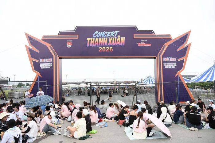 Từ rạng sáng 27/6, hàng nghìn khán giả có mặt tại cổng vào Trường đua F1 Mỹ Đình để xếp hàng chờ check-in. Khán giả đến từ sớm với mong muốn có vị trí đẹp, thuận lợi theo dõi các màn trình diễn của dàn nghệ sĩ trong concert Thanh xuân 2026.