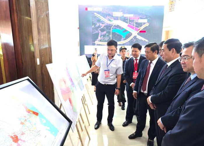 Các đại biểu tham quan sơ đồ Quy hoạch tỉnh Đắk Lắk giai đoạn 2021-2030, tầm nhìn đến năm 2050.