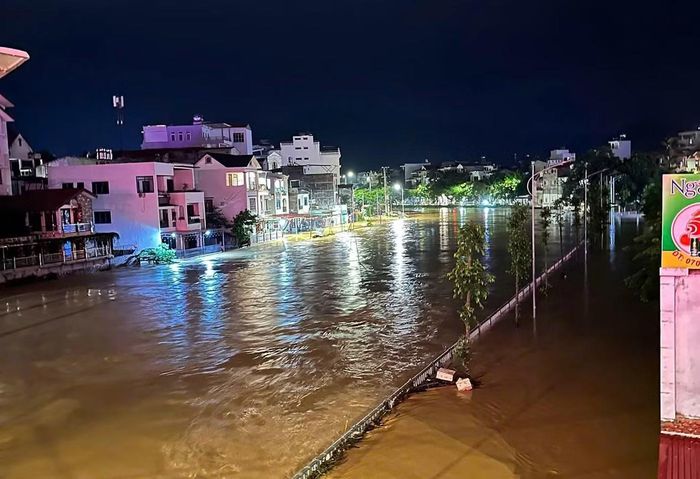 Đêm 26/6, nước sông Bằng Giang bắt đầu có hiện tượng rút dần.