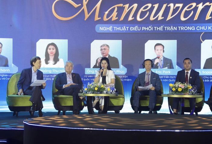 Các diễn giả trao đổi tại tọa đàm. Ảnh: Nhật Huy.