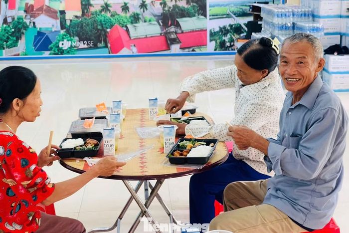Trưa nay, ông Nguyễn Hữu Mận (SN 1955, trú xã Xuân Lâm) cũng ở lại dùng bữa cơm miễn phí do Đoàn thanh niên chuẩn bị. Ông tham gia lấy mẫu ADN để phục vụ việc xác định danh tính người cậu ruột là liệt sĩ Võ Văn Cường, hy sinh năm 1955. “Được các cháu đoàn viên tận tình hỗ trợ, lại còn có bữa cơm miễn phí, tôi rất cảm kích. Tôi chỉ mong việc lấy mẫu ADN sẽ giúp gia đình sớm tìm được thông tin về người cậu đã hy sinh”, ông Mận chia sẻ.
