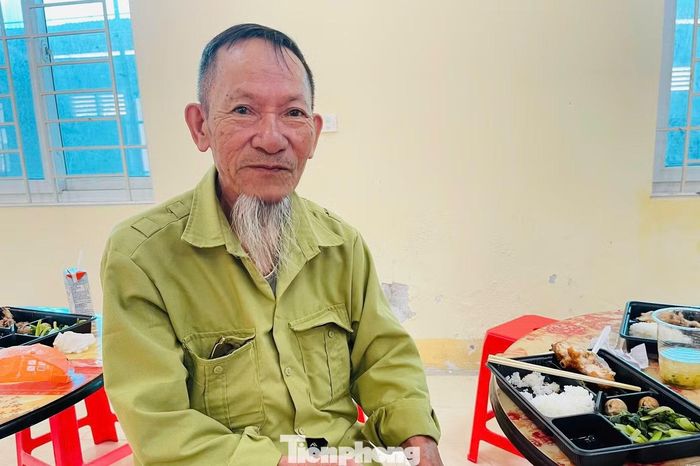  Nhà ở xã Xuân Lâm, cách điểm lấy mẫu hàng chục cây số, ông Lê Tiến Tình (SN 1953, xã Xuân Lâm), có anh ruột là liệt sĩ Lê Tiến Khuyến (SN 1951, hy sinh năm 1972) bày tỏ: “Gia đình mong mỏi ngày tìm được thông tin của anh. Việc lấy mẫu ADN hôm nay giúp chúng tôi có thêm hy vọng. Tôi cũng rất cảm động trước sự tận tình của các đoàn viên thanh niên, từ hướng dẫn thủ tục đến chuẩn bị bữa cơm chu đáo cho mọi người”. 