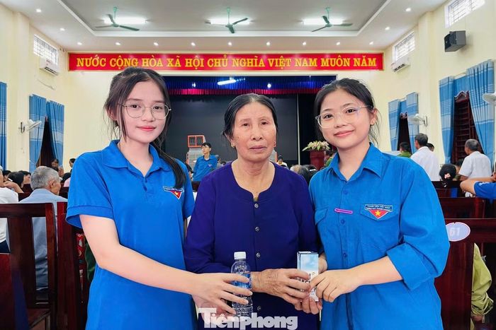 Có mặt từ sớm tại điểm lấy mẫu, bà Nguyễn Thị Hồng (SN 1950, xã Xuân Lâm) xúc động khi tham gia lấy mẫu ADN để phục vụ việc xác định danh tính hai người anh ruột là liệt sĩ Nguyễn Phùng Ninh (SN 1942, hy sinh năm 1968) và Nguyễn Duy Ngữ (SN 1947, hy sinh năm 1970). “Dù thời gian đã rất lâu, nhưng gia đình vẫn luôn nuôi hy vọng. Hôm nay được lấy mẫu ADN, tôi mong phép màu sẽ đến, để các anh sớm được trở về với tên tuổi và quê hương”, bà Hồng nói.