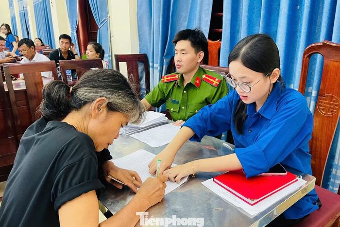 Để công tác thu nhận mẫu diễn ra thuận lợi, Đoàn xã Đại Đồng đã huy động đông đảo đoàn viên, thanh niên tham gia hỗ trợ xuyên suốt trong hai ngày 25 và 26/6. Tại khu vực tiếp nhận hồ sơ, các đoàn viên tận tình hướng dẫn người dân kê khai thông tin, hoàn thiện thủ tục và chỉ dẫn đến từng khu vực lấy mẫu. Với những thân nhân liệt sĩ tuổi cao, sức khỏe yếu hoặc đi lại khó khăn, các bạn trẻ chủ động dìu đỡ, hỗ trợ di chuyển để việc lấy mẫu diễn ra nhanh chóng, thuận lợi.