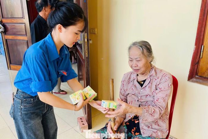 Không chỉ hỗ trợ thủ tục, Đoàn xã Đại Đồng còn chuẩn bị chu đáo các điều kiện phục vụ người dân trong suốt thời gian chờ lấy mẫu. Nước uống, sữa, bánh và đồ ăn nhẹ được gửi trao tận tay thân nhân liệt sĩ.