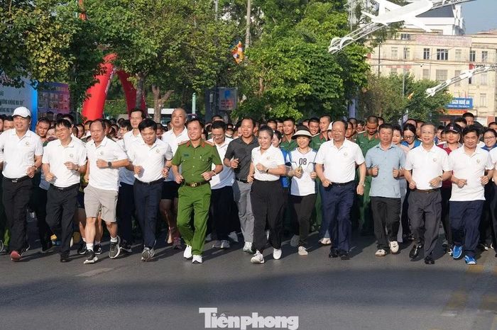 Các đại biểu chạy hưởng ứng, lan tỏa phong trào xây dựng một xã hội khỏe mạnh, an toàn