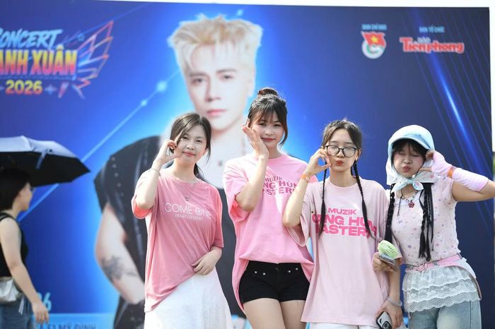 Nhóm fan của Quang Hùng MasterD có mặt từ sáng sớm, sẵn sàng đổ bộ concert để cổ vũ thần tượng.